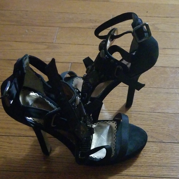 Shoes - Picture 5 of 8